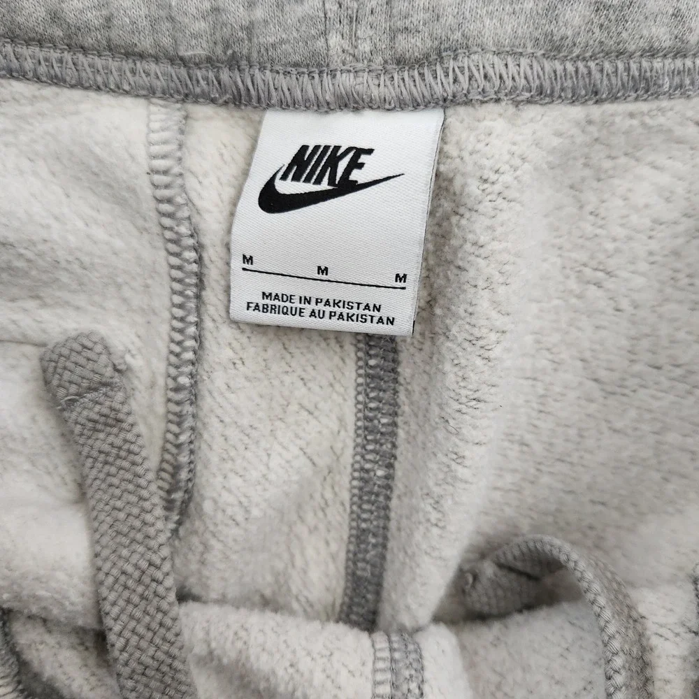 Nike sportswear club